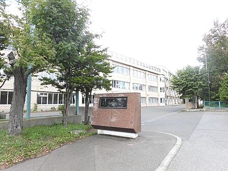 【周辺環境＿中学校】清田中学校まで約270m（徒歩約4分）です。部活動で遅くなっても安心な距離です。