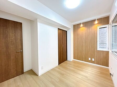 洋室はクロス張替、フローリング張替、照明器具交換を行っております。収納付きで使い勝手良好です。