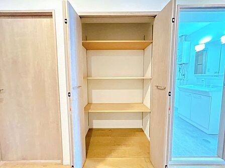 【リフォーム後】廊下の収納です。建具を交換しました。掃除機やストックしたものを収納するのに重宝しますね。