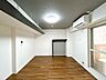 リビング/ダイニング：【リフォーム後＿居室】居室の別角度の写真です。クロス貼替、クッションフロア重張、照明交換、棚造作等リフォームを行いました。棚を造作したことによって収納力がアップしました。