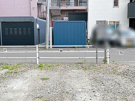 マンションの道路を挟んだ向かいの敷地には月極駐車場があります。月額使用料は16000円/1台です。現在空きがあります(2026年6月12日時点)