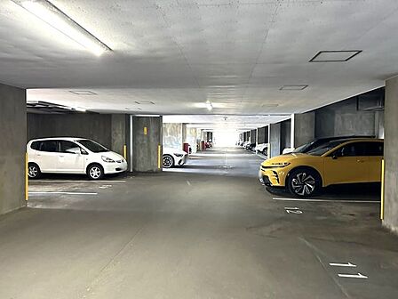 【共用部_駐車場】敷地内駐車場の写真です。月額6000円で1区画確保しております。屋根があるので、雪かきも不要で嬉しいですね。