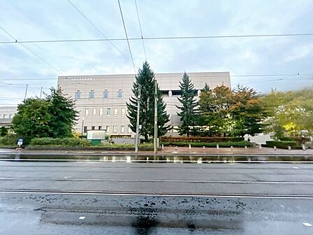 中央図書館まで300m徒歩4分。向かいには公園もあるのでお子様を遊ばせるのにお勧めです。
