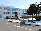 コープさっぽろ　ふかがわ店 深川市立深川小学校まで1600ｍ（徒歩20分）。元気に歩いて、毎日の通学で足腰を鍛えることが出来ますね。 400m