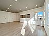 リビング/ダイニング：【リフォーム済】リビング。クロス貼り替え、フローリング張替え、建具交換、ダウンライト新設を行いました。リビングが家族団らんの場になりそうですね。