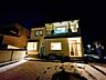 外観：【外観写真】夜間の住宅正面の外観です。外構工事で庭木を伐採し、スッキリした見た目になりました。