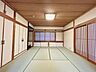 室内：【リフォーム中写真】1階の洋室変更予定の和室写真です。床材張替え、天井壁クロス張替えなど行いリビングと繋げて大きなリビングとしてもお使いいただけるようになります。南東角部屋なので、日当たりも良好です