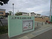 【周辺環境】八戸市立柏崎小学校まで約1.1km（車で3分） 1100m
