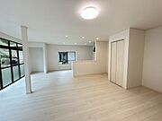 【リフォーム後】リビングです。約20畳の広さがあります。