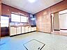 洋室：【リフォーム中】約6.5帖洋室へリフォームします。床はフローリング重ね張り、天井・壁はクロスで仕上げます。