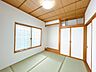 和室：【リフォーム中】一階約5.25畳和室です。畳表替え、天井・壁はクロス張替え工事を実施します。イグサの香りの心地よい落ち着く空間に仕上げます。