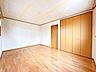 子供部屋：【リフォーム中】二階約8.75帖洋室です。床はクリーニング、天井・壁はクロス張替え工事を実施します。お子様の一人部屋としてのご活用がおすすめです。
