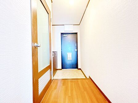【リフォーム中】玄関の内観の写真です。クリーニングを行います。