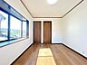 子供部屋：【リフォーム済】2階南西側6帖の洋室です。床は永大産業製のフローリング重ね貼り、天井壁のクロスは張替え、LED照明に交換しました。お子様の部屋におすすめです。