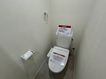 トイレは新品交換とCF交換やクロス張替えをおこないました