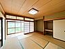 和室：【リフォーム中】1階8畳和室です。畳は表替え、ふすま障子は張り替えます。リビングと隣接しているので、ふすまを開ければ親戚やお客様がたくさん来たときにも便利なお部屋です。