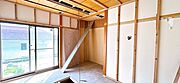 【リフォーム中】1F6帖和室です。フローリング張替え、天井・壁クロス張替え、建具交換、スイッチ・コンセント交換、照明器具交換を行います。畳部屋ですとそのまま寝っ転がってお昼寝もできちゃいます。1階に…