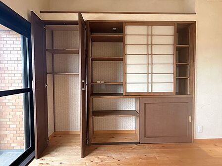 【クリーニング販売】LDKにある収納です。奥行きはそこまで広くはないですが、本を置いたり飾りを置いたり、普段使わないものを仕舞って建具を閉めて置いたり、自由な使い方が出来そうですね。