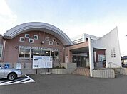 【周辺環境】福島市役所東部支所まで約1700ｍ(徒歩約22分)です。館内はキレイに整備されている空間。年度毎の申請時などで足をお運びいただくことが多いのではないのでしょうか。