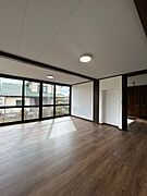 【リフォーム中】LDK別角度です。壁のクロス張替、天井の塗装、照明の新品交換、床はフローリング張りを行います。