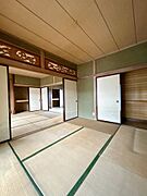 【リフォーム前】1階和室続き間は約22帖のLDKにする予定です。天井壁クロスの張替、床フロアの張替、システムキッチンの新品交換を予定しております。お気に入りの家具も自由自在に配置できるゆとりの空間。…