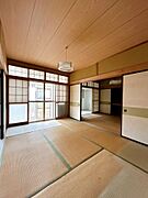 【リフォーム前】1階中央和室は洋室に変更を行います。天井壁クロスの張替、床フロアの張替を行う予定です。