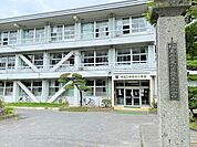 【周辺環境】二本松北小学校まで1300ｍ（徒歩約17分）です。お友達とお話ししながらの通学ならあっという間に着いてしまいますね。 400m