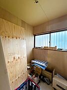 【リフォーム販売】1階納戸です。壁、天井のクロス張替、照明の新品交換、床はフローリング張りを行います。