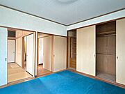 【現況販売/居室】2階洋室にはクローゼットがございます。お気に入りのお洋服もたっぷり収納できますね。