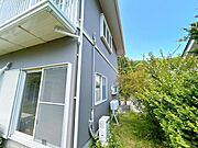 【リフォーム前/外観】これから植栽剪定工事等を行う予定です。駐車場も合計3台駐車可能なスペースとなります。
