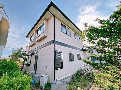 外観：【リフォーム中/外観】南側庭部分を削って駐車3台可能に拡張します。外壁・屋根は塗装工事を行います。