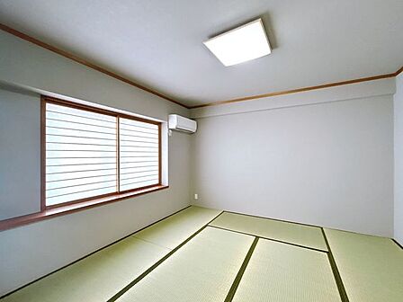 【リフォーム済】和室です。窓から光が差し込む日当たり良好な和室です。畳表替え、襖、障子の張替え工事を行いました。スイッチやコンセントパネルも新品に交換しています。