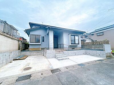 外観:【外観】正面。車庫と正面の塀は解体予定です。 外観:【外観】正面。車庫と正面の塀は解体予定です。