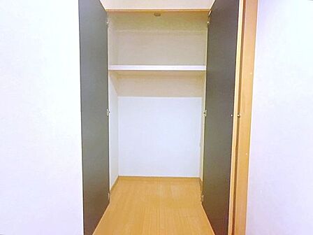廊下にも収納がついています。
