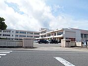 【小学校】剣野小学校まで約900ｍ（徒歩約12分）です。お子様の通学の負担も少ない距離です。お友達とおしゃべりしながら歩けばあっという間の距離ですよ。