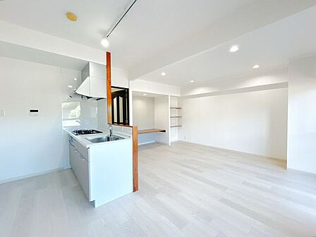 【リフォーム済】LDKの別角度です。フロアタイル上張りやクロス張替え、照明交換を行いました。