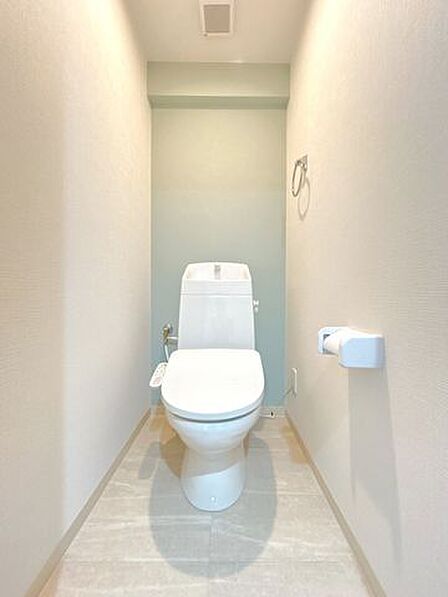 【リフォーム済】トイレはジャニス工業製の温水洗浄機能付きに新品交換しました。汚れが付きにくい加工が施してあるのでお手入れが簡単です。直接肌に触れるトイレは新品が嬉しいですよね。