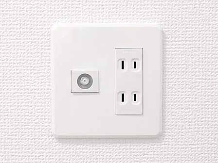【同仕様写真】全居室にコンセントとTVジャックを設置します。現状コンセントが足りない箇所には必要に応じて増設も行います。生活してみないと気付かない部分もカバーしています。
