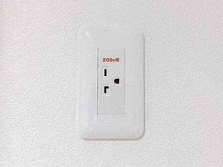 【同仕様写真】全居室にコンセントとTVジャックを設置します。現状コンセントが足りない箇所には必要に応じて増設も行います。生活してみないと気付かない部分もカバーしています。