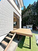【リフォーム済】駐車場横人工芝敷き、ウッドデッキを設置しました。