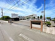 春日中学校まで2.1Km（徒歩27分）です。 2100m