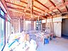 室内：【リフォーム中】1階和室の様子です。床はフローリング重ね張り、壁天井はクロス張替えいたします。