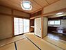 室内：【現況販売】南西側和室写真です。南西側和室です。陽当たり良好で、ゆったりとくつろげる空間となっています。