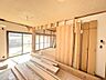 室内：【リフォーム中写真10/12撮影】1階南側にあるリビングです。天井・壁のクロスを貼り替え、床はワックスがけを行います。窓からの陽光が心地よいので、家族団欒にぴったりの空間です。