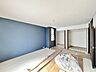 室内：【リフォーム中写真10/10撮影】2階洋室写真です。床、建具、クロス、天井のリフォームを行います。火災報知器も各部屋に設置予定です。細部まで拘ったリフォームなので安心して生活をして頂けます。