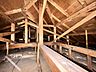 その他：【小屋裏写真】リフォームを行う際には屋根裏まで点検を行っております。雨漏りや配管でのトラブルがあった場合には二年間の瑕疵担保が適用されますので、購入後も安心してお住まいいただけます。