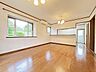 リビング/ダイニング：【リフォーム完成済み】LDK別角度の写真です。南側の窓から自然光を取り込めるため、明るく心地よい空間となっています。ご家族が自然と集まる団らんの場としてお使いいただけますよ。