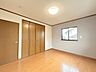 寝室：【リフォーム中10/4撮影】2階東側7帖洋室を別の角度から撮影しました。クローゼットも付いているのでお荷物をたくさん収納することもできますよ。