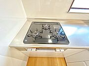 【コンロ】3口コンロは複数品目一緒に作れ、調理の心強い味方です。お手入れ簡単なコンロなのでうっかり吹きこぼしてもお掃除ラクラクです。\t\t\t\t\t\t\t\t\t\t\t\t\t\t\t\t\…