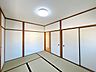 和室：【リフォーム完成〔2階南東側 和室6畳　9月5日更新】畳表替え、壁・天井クロス張り、襖張替え、照明器具交換、火災報知器新設を行いました。